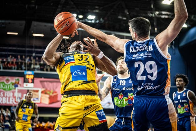 Rostock, Germany 15 December 2025 1 BBL 2025 2026 Rostock Seawolves vs MHP Riesen Ludwigsburg In the picture from left in the duel KELLMAN Keeshawn MHP Riesen Ludwigsburg and Owen Klassen ROSTOCK SEAWOLVES Copyright: xFotostandx xVoelkerx