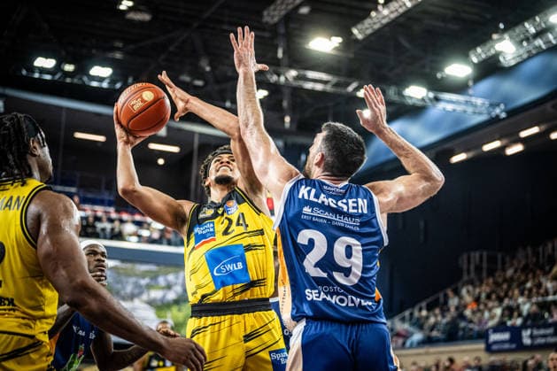 Rostock, Germany 15 December 2025 1 BBL 2025 2026 Rostock Seawolves vs MHP Riesen Ludwigsburg In the picture from left in the duel TISCHLER Brandon MHP Riesen Ludwigsburg and Owen Klassen ROSTOCK SEAWOLVES Copyright: xFotostandx xVoelkerx