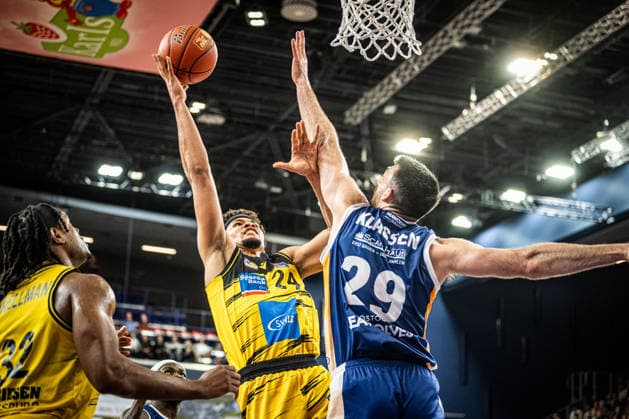 Rostock, Germany 15 December 2025 1 BBL 2025 2026 Rostock Seawolves vs MHP Riesen Ludwigsburg In the picture from left in the duel TISCHLER Brandon MHP Riesen Ludwigsburg and Owen Klassen ROSTOCK SEAWOLVES Copyright: xFotostandx xVoelkerx