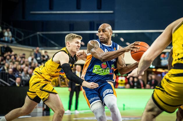 Rostock, Germany 15 December 2025 1 BBL 2025 2026 Rostock Seawolves vs MHP Riesen Ludwigsburg Pictured from left in a duel PATRICK Johannes MHP Riesen Ludwigsburg and DeAndre Lansdowne ROSTOCK SEAWOLVES Copyright: xFotostandx xVoelkerx