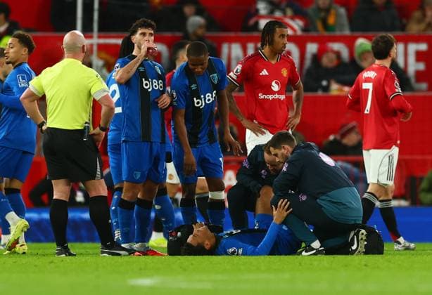 Tyler Adams of AFC Bournemouth lies injured Manchester United, ManU v AFC Bournemouth, Premier League, Football, Old Trafford, Manchester, UK - 15 Dec 2025Manchester Old Trafford United Kingdom EDITORIAL USE ONLY No use with unauthorised audio, video, data, fixture lists, club league logos or live services. Online in-match use limited to 120 images, no video emulation. No use in betting, games or single club league player publications. Copyright: xPaulxCurrie Shutterstockx 16112816af