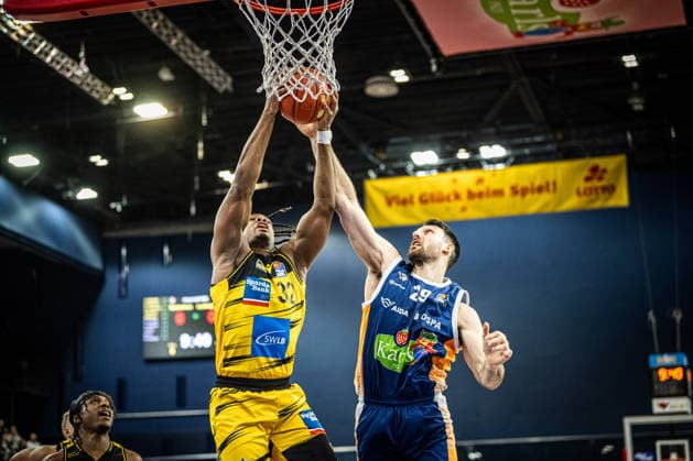 Rostock, Germany 15 December 2025 1 BBL 2025 2026 Rostock Seawolves vs MHP Riesen Ludwigsburg In the picture from left in the duel KELLMAN Keeshawn MHP Riesen Ludwigsburg and Owen Klassen ROSTOCK SEAWOLVES Copyright: xFotostandx xVoelkerx