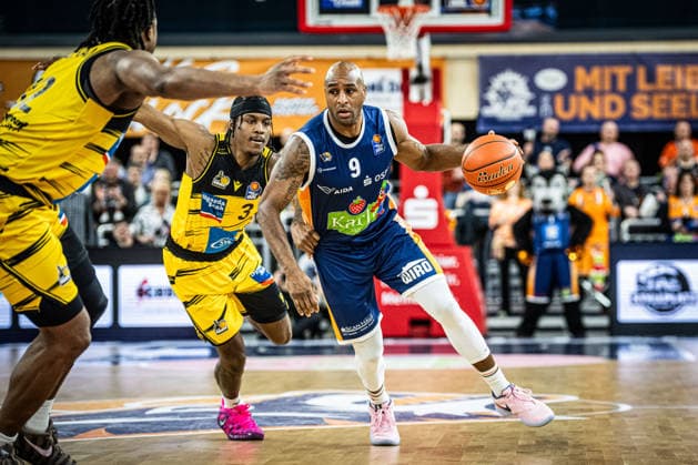 Rostock, Germany 15 December 2025 1 BBL 2025 2026 Rostock Seawolves vs MHP Riesen Ludwigsburg In the picture from left in the duel KELLMAN Keeshawn MHP Riesen Ludwigsburg and DeAndre Lansdowne ROSTOCK SEAWOLVES Copyright: xFotostandx xVoelkerx