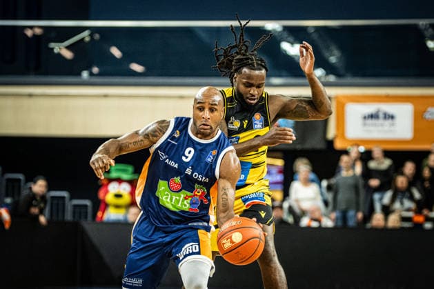 Rostock, Germany 15 December 2025 1 BBL 2025 2026 Rostock Seawolves vs MHP Riesen Ludwigsburg In the picture from left in the duel DeAndre Lansdowne ROSTOCK SEAWOLVES and BUCHANAN Traveon MHP Riesen Ludwigsburg Copyright: xFotostandx xVoelkerx