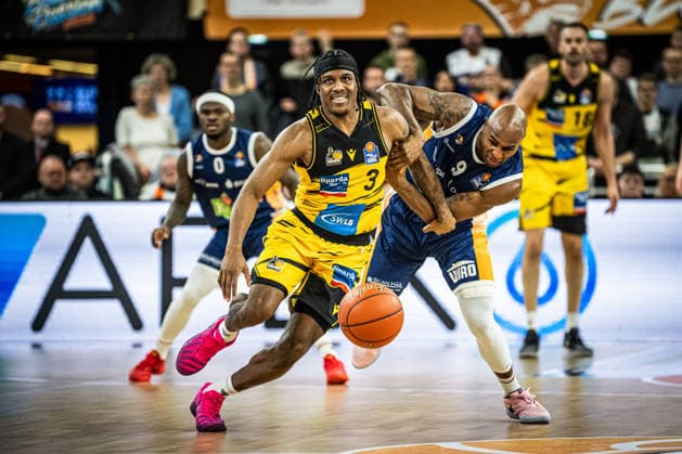 Rostock, Germany 15 December 2025 1 BBL 2025 2026 Rostock Seawolves vs MHP Riesen Ludwigsburg In the picture from left in the duel SMITH Stefan MHP Riesen Ludwigsburg and DeAndre Lansdowne ROSTOCK SEAWOLVES Copyright: xFotostandx xVoelkerx