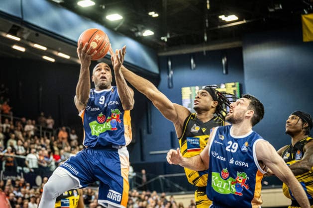 Rostock, Germany 15 December 2025 1 BBL 2025 2026 Rostock Seawolves vs MHP Riesen Ludwigsburg In the picture from left in the duel DeAndre Lansdowne ROSTOCK SEAWOLVES and KELLMAN Keeshawn MHP Riesen Ludwigsburg Copyright: xFotostandx xVoelkerx
