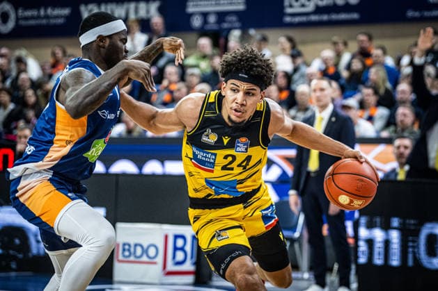Rostock, Germany 15 December 2025 1 BBL 2025 2026 Rostock Seawolves vs MHP Riesen Ludwigsburg In the picture from left in the duel TJ Crockett Jr ROSTOCK SEAWOLVES and TISCHLER Brandon MHP Riesen Ludwigsburg Copyright: xFotostandx xVoelkerx
