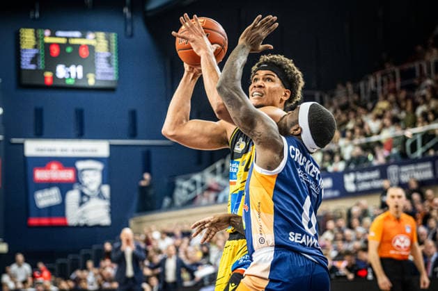 Rostock, Germany 15 December 2025 1 BBL 2025 2026 Rostock Seawolves vs MHP Riesen Ludwigsburg In the picture from left in the duel TISCHLER Brandon MHP Riesen Ludwigsburg and TJ Crockett Jr ROSTOCK SEAWOLVES Copyright: xFotostandx xVoelkerx