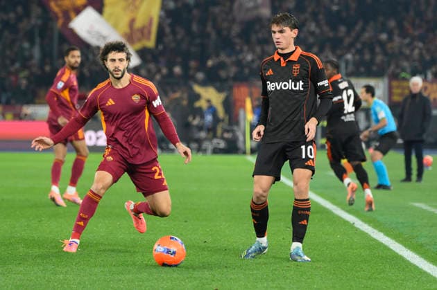 Como™s Nico Paz and Roma™s Mario Hermoso during the Serie A Enilive soccer match between AS Roma and Como 1907 at the Rome s Olympic stadium, Italy - Monday, December 15, 2025. - Soccer.  Copyright: xFabrizioxCorradetti LaPressex
