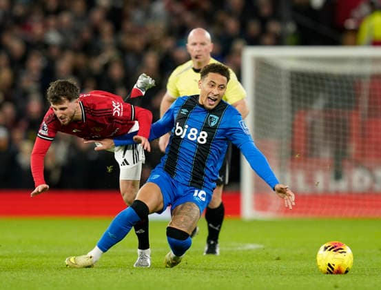 Manchester, England, 15th December 2025. Mason Mount of Manchester United, ManU (l) tussles with Marcus Tavernier of Bournemouth (r) during the Manchester United vs AFC Bournemouth Premier League match at Old Trafford, Manchester. Picture credit should read: Andrew Yates Sportimage EDITORIAL USE ONLY. No use with unauthorised audio, video, data, fixture lists, club league logos or live services. Online in-match use limited to 120 images, no video emulation. No use in betting, games or single club league player publications. SPI_024_AY_Man_Utd_Bmouth SPI-4379-0024