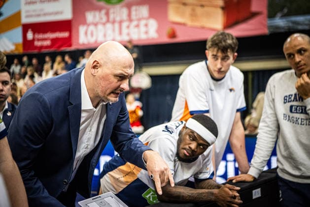 Rostock, Germany 15 December 2025 1 BBL 2025 2026 Rostock Seawolves vs MHP Riesen Ludwigsburg In the picture from left Przemyslaw Frasunkiewicz ROSTOCK SEAWOLVES Copyright: xFotostandx xVoelkerx
