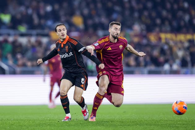 CALCIO - Serie A - AS Roma vs Como 1907 Como s French midfielder Maxence Caqueret challenges for the ball with Roma s Italian midfielder Bryan Cristante during the Serie A football match between AS Roma vs Como at the Olimpico Stadium in Rome on December 15, 2025. Rome Italy  Copyright: xIPAxSport ABACAx
