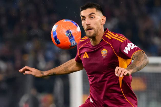 Lorenzo Pellegrini of AS Roma in action during the Serie A 2025 2026 football match between AS Roma and Como 1907 at Stadio Olimpico in Rome (Italy), December 15, 2025. AntoniettaxBaldassarre