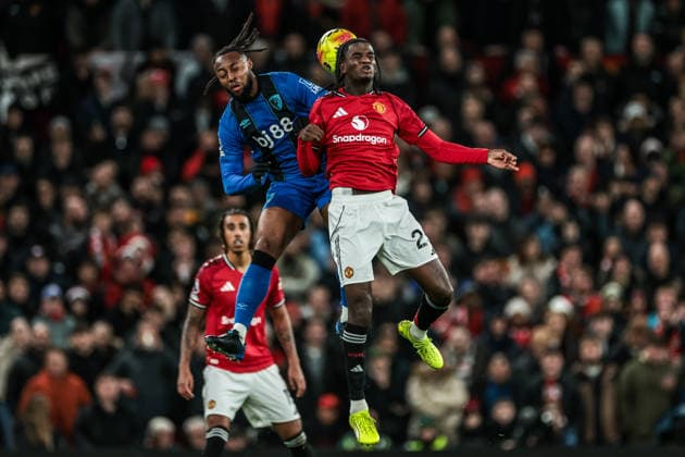 Premier League Manchester United, ManU v Bournemouth Ayden Heaven of Manchester Untied and Antoine Semenyo of Bournemouth battle for the ball during the Premier League match Manchester United vs Bournemouth at Old Trafford, Manchester, United Kingdom, 15th December 2025 (Photo by Mark Cosgrove News Images) Manchester Old Trafford Greater Manchester United Kingdom Copyright: xMarkxCosgrove NewsxImagesx