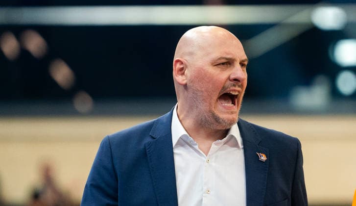 15 12 2025, Basketball, Men, easy credit BBL, easy credit Bundesliga, BBL, Bundesliga, 10 Matchday, Rostock Seawolves MHP Riesen Ludwigsburg Coach PrzemysÅaw Frasunkiewicz Rostock Seawolves Rostock Stadthalle Mecklenburg Vorpommern Germany