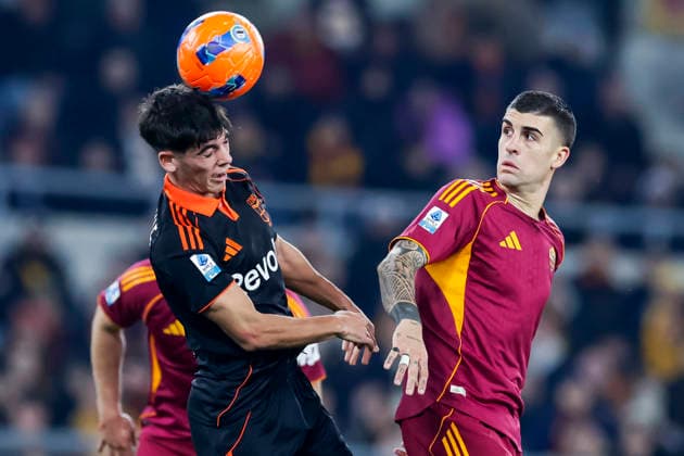 Italy: Serie a football match AS Roma vs Como Como™s Spanish defender Alex Valle challenges for the ball with Roma™s Italian defender Gianluca Mancini during the Serie A football match between AS Roma vs Como at the Olimpico Stadium in Rome on December 15, 2025. _BPH8429_1 Copyright: xAntonioxBalascox