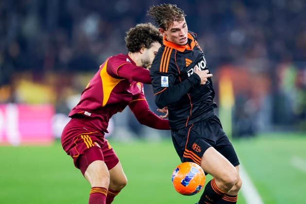 Italy: Serie a football match AS Roma vs Como Roma™s Spanish defender Mario Hermoso challenges for the ball with Como™s Argentinian midfielder Nico Paz during the Serie A football match between AS Roma vs Como at the Olimpico Stadium in Rome on December 15, 2025. _BPH8736_1 Copyright: xAntonioxBalascox
