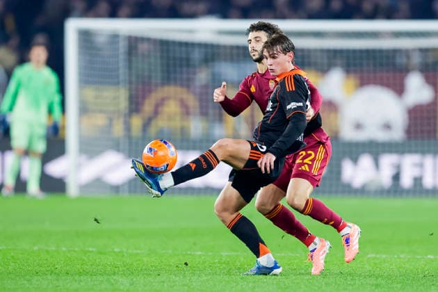 Italy: Serie a football match AS Roma vs Como Roma™s Spanish defender Mario Hermoso challenges for the ball with Como™s Argentinian midfielder Nico Paz during the Serie A football match between AS Roma vs Como at the Olimpico Stadium in Rome on December 15, 2025. _BPH8776_1 Copyright: xAntonioxBalascox
