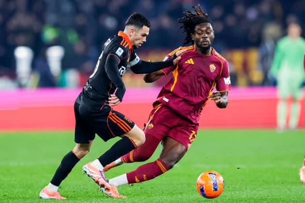 Italy: Serie a football match AS Roma vs Como Como™s Spanish defender Alex Valle challenges for the ball with Roma™s French midfielder Manu Kone during the Serie A football match between AS Roma vs Como at the Olimpico Stadium in Rome on December 15, 2025. _BPH8787_1 Copyright: xAntonioxBalascox