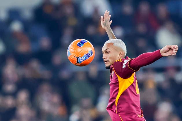 Italy: Serie a football match AS Roma vs Como Roma™s Brazilian defender Wesley controls the ball during the Serie A football match between AS Roma vs Como at the Olimpico Stadium in Rome on December 15, 2025. _BPH8860_1 Copyright: xAntonioxBalascox