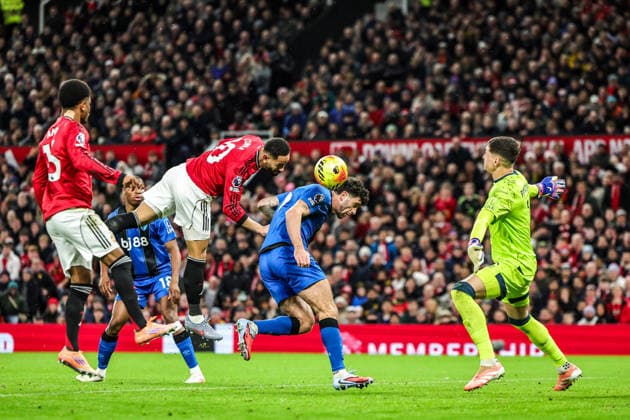 Premier League Manchester United, ManU v Bournemouth Matheus Cunha of Manchester Untied heads on goal during the Premier League match Manchester United vs Bournemouth at Old Trafford, Manchester, United Kingdom, 15th December 2025 (Photo by Mark Cosgrove News Images) Manchester Old Trafford Greater Manchester United Kingdom Copyright: xMarkxCosgrove NewsxImagesx
