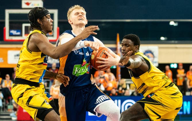 15 12 2025, Basketball, Men, easy credit BBL, easy credit Bundesliga, BBL, Bundesliga, Matchday 10, Rostock Seawolves MHP Riesen Ludwigsburg Åukasz Kolenda Rostock Seawolves, center against Stefan Smith MHP Riesen Ludwigsburg, left and Babacar Sane MHP Riesen Ludwigsburg, right Rostock Stadthalle Mecklenburg Vorpommern Germany