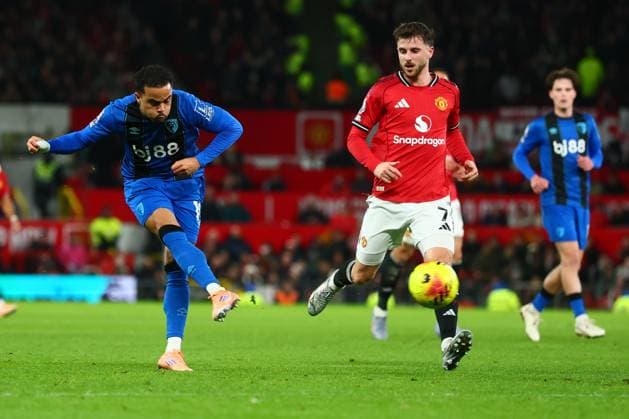 Justin Kluivert of AFC Bournemouth shoots at goal Manchester United, ManU v AFC Bournemouth, Premier League, Football, Old Trafford, Manchester, UK - 15 Dec 2025Manchester Old Trafford United Kingdom EDITORIAL USE ONLY No use with unauthorised audio, video, data, fixture lists, club league logos or live services. Online in-match use limited to 120 images, no video emulation. No use in betting, games or single club league player publications. Copyright: xPaulxCurrie Shutterstockx 16112816ap
