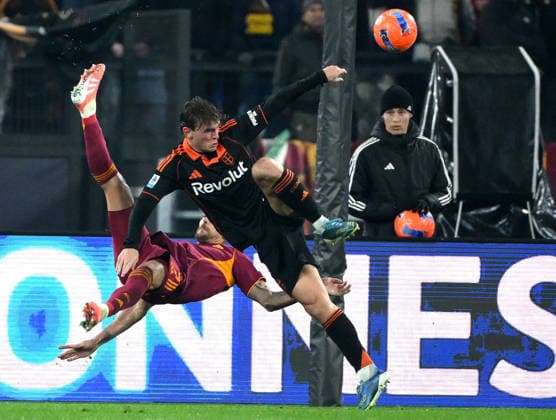 December 15, 2025, Rome, ITALY: AS Roma s Lorenzo Pellegrini (L) vies for the ball with Como s Nico Paz (R) during the Italian Serie A soccer match between AS Roma and Como at the Olimpico stadium in Rome, Italy, 15 December 2025. ANSA ETTORE FERRARI Serie A: Roma Vs Como  - ZUMAa110 20251215_zaf_a110_016 Copyright: xEttorexFerrarix