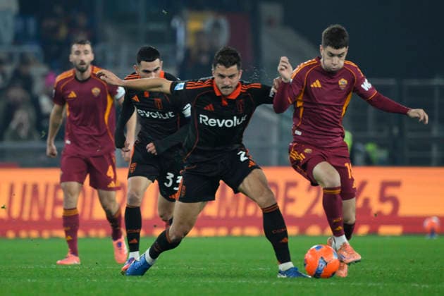 Como™s Marc-Oliver Kempf and Roma™s Matias Soule during the Serie A Enilive soccer match between AS Roma and Como 1907 at the Rome s Olympic stadium, Italy - Monday, December 15, 2025. - Soccer.  Copyright: xFabrizioxCorradetti LaPressex
