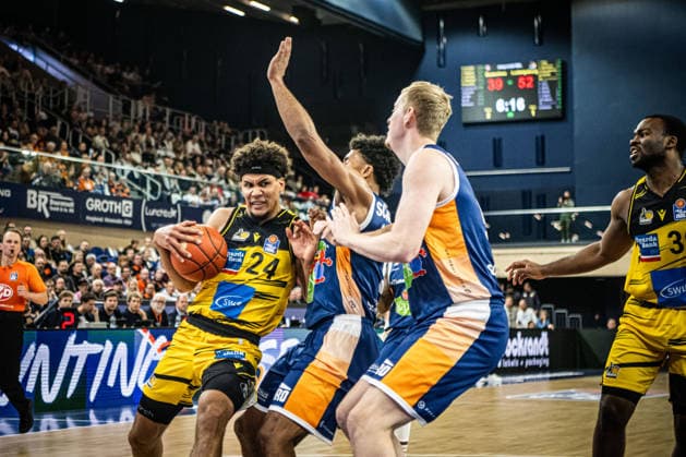 Rostock, Germany 15 December 2025 1 BBL 2025 2026 Rostock Seawolves vs MHP Riesen Ludwigsburg In the picture from left in the duel TISCHLER Brandon MHP Riesen Ludwigsburg and D Shawn Schwartz ROSTOCK SEAWOLVES Copyright: xFotostandx xVoelkerx