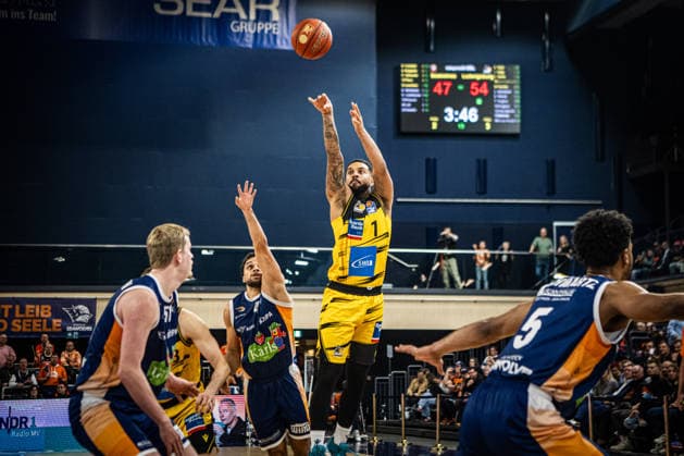 Rostock, Germany 15 December 2025 1 BBL 2025 2026 Rostock Seawolves vs MHP Riesen Ludwigsburg In the picture 3 from left HUGHES Elijah MHP Riesen Ludwigsburg Copyright: xFotostandx xVoelkerx