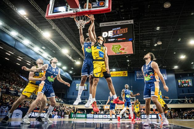 Rostock, Germany 15 December 2025 1 BBL 2025 2026 Rostock Seawolves vs MHP Riesen Ludwigsburg In the picture 3 from left in the duel D Shawn Schwartz ROSTOCK SEAWOLVES and TISCHLER Brandon MHP Riesen Ludwigsburg Copyright: xFotostandx xVoelkerx