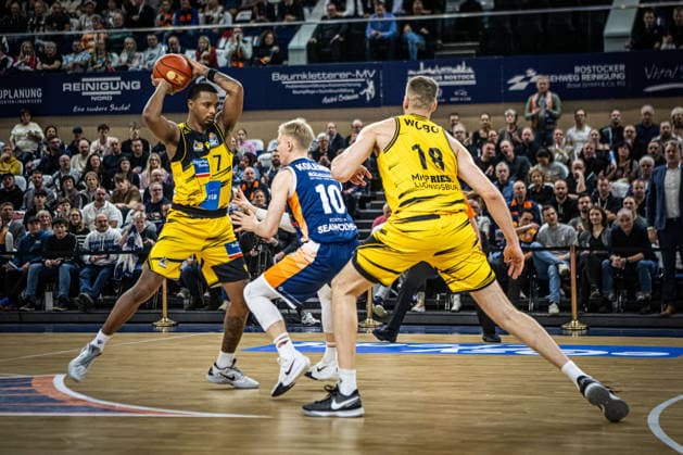 Rostock, Germany 15 December 2025 1 BBL 2025 2026 Rostock Seawolves vs MHP Riesen Ludwigsburg In the picture from left in the duel HUGHES Elijah MHP Riesen Ludwigsburg and Lukasz Kolenda ROSTOCK SEAWOLVES Copyright: xFotostandx xVoelkerx