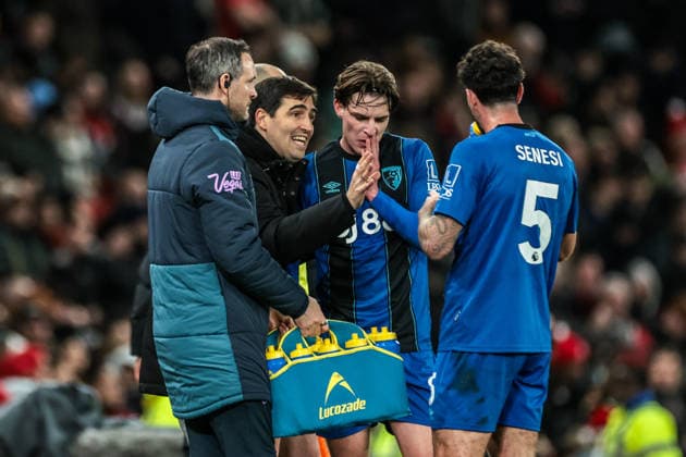 Premier League Manchester United, ManU v Bournemouth Andoni Iraola manager of Bournemouth gives instructions to Marcos Senesi of Bournemouth during the Premier League match Manchester United vs Bournemouth at Old Trafford, Manchester, United Kingdom, 15th December 2025 (Photo by Mark Cosgrove News Images) Manchester Old Trafford Greater Manchester United Kingdom Copyright: xMarkxCosgrove NewsxImagesx
