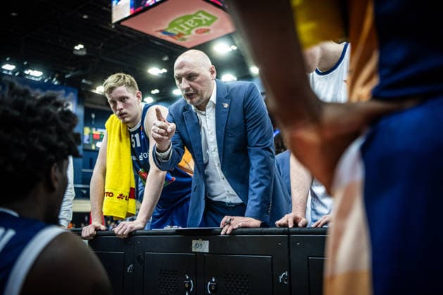 Rostock, Germany 15 December 2025 1 BBL 2025 2026 Rostock Seawolves vs MHP Riesen Ludwigsburg In the picture 2 from left Przemyslaw Frasunkiewicz ROSTOCK SEAWOLVES during a timeout Copyright: xFotostandx xVoelkerx