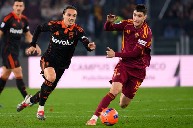 Maxence Caqueret of Como 1907 and Matias Soule of AS Roma compete for the ball during the Serie A 2025 2026 football match between AS Roma and Como 1907 at Stadio Olimpico in Rome (Italy), December 15, 2025. AntoniettaxBaldassarre