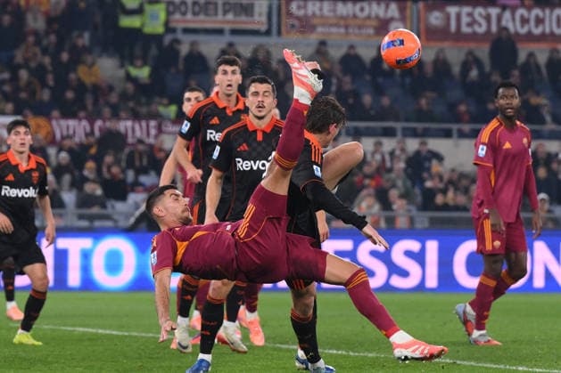 Foto IPP Luciano Adriani Roma 15 12 2025 Campionato di Calcio Serie A 2025 2026 Roma vs Como Nella foto: una tentata conclusione in acrobazia di Lorenzo Pellegrini Italy Photo Press - World Copyright Roma italy Italia ITALY  Copyright: xR4924_italyphotopressx