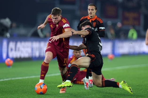 Football: Serie A Enilive 2025-2026 match AS Roma and Como 1907 Rome, Italy - December 14, 2025: Evan Ferguson of Roma, Alex Valle of Como seen in action during the Serie A Enilive 2025-2026 football match between AS Roma and Como 1907 at Olympic Stadium. rome olympic stadium italy italy Copyright: xmarcoxiacobucci