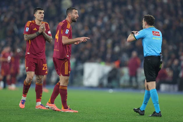 Football: Serie A Enilive 2025-2026 match AS Roma and Como 1907 Rome, Italy - December 14, 2025: Gianluca Mancini of Roma, Bryan Cristante of Roma protest with referee Feliciani during the Serie A Enilive 2025-2026 football match between AS Roma and Como 1907 at Olympic Stadium. rome olympic stadium italy italy Copyright: xmarcoxiacobucci