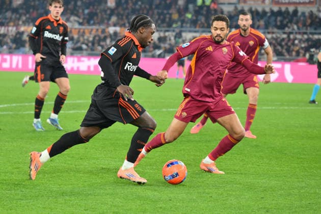 Jayden Addai of Como 1907, Devyne Rensch of AS Roma during the match of 15th day of the Serie A Championship between A.S.Roma and Como 1907 at the Olimpico Stadium on Dec 15, 2025 in Rome, Italy. during AS Roma vs Como 1907, Italian soccer Serie A match in Rome, Italy, December 15 2025  Copyright: xRobertoxRamaccia IPAxSportx xipa-agency.netx xx IPA_69196023 IPA_Agency_IPA69196023