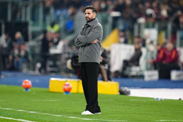 AS Roma v Como 1907 - Serie A Enilive Cesc Fabregas Head Coach of Como 1907 looks on during the Serie A Enilive match between AS Roma and Como 1907 at Stadio Olimpico on December 15, 2025 in Rome, Italy. Rome Stadio Olimpico Lazio Italy Copyright: xGiuseppexMaffiax 251215_SerieA_Roma-Como_05801