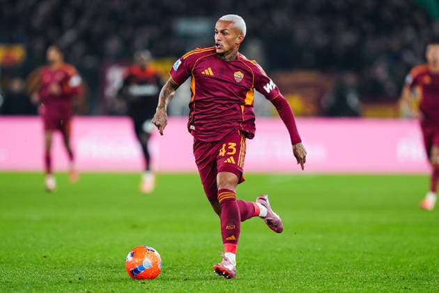 AS Roma v Como 1907 - Serie A Enilive Wesley of AS Roma in action during the Serie A Enilive match between AS Roma and Como 1907 at Stadio Olimpico on December 15, 2025 in Rome, Italy. Rome Stadio Olimpico Lazio Italy Copyright: xGiuseppexMaffiax 251215_SerieA_Roma-Como_06893