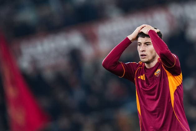 AS Roma v Como 1907 - Serie A Enilive Matias Soule of AS Roma looks dejected during the Serie A Enilive match between AS Roma and Como 1907 at Stadio Olimpico on December 15, 2025 in Rome, Italy. Rome Stadio Olimpico Lazio Italy Copyright: xGiuseppexMaffiax 251215_SerieA_Roma-Como_05196