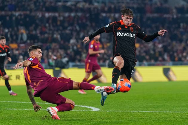 AS Roma v Como 1907 - Serie A Enilive Lorenzo Pellegrini of AS Roma and Nico Paz of Como 1907 compete for the ball during the Serie A Enilive match between AS Roma and Como 1907 at Stadio Olimpico on December 15, 2025 in Rome, Italy. Rome Stadio Olimpico Lazio Italy Copyright: xGiuseppexMaffiax 251215_SerieA_Roma-Como_08290