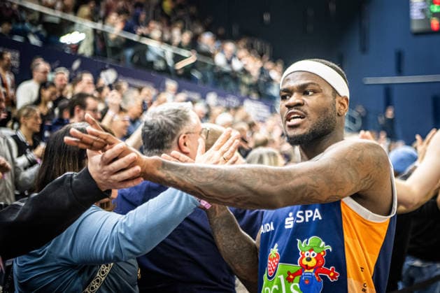 Rostock, Germany 15 December 2025 1 BBL 2025 2026 Rostock Seawolves vs MHP Riesen Ludwigsburg In the picture TJ Crockett Jr ROSTOCK SEAWOLVES celebrates the home win with the fans Copyright: xFotostandx xVoelkerx