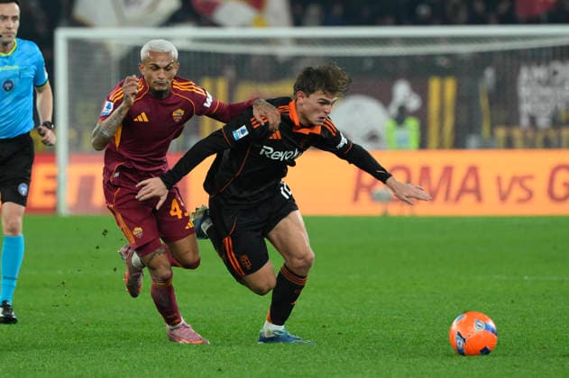 Roma™s Wesley and Como™s Nico Paz during the Serie A Enilive soccer match between AS Roma and Como 1907 at the Rome s Olympic stadium, Italy - Monday, December 15, 2025. - Soccer.  Copyright: xFabrizioxCorradetti LaPressex