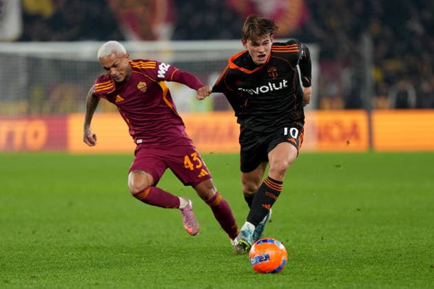 Wesley Vinicius Franca Lima of AS Roma and Nico Paz of Como 1907 during the Serie A 2025 2026 football match between AS Roma and Como 1907 at Stadio Olimpico in Rome (Italy), December 15, 2025. AntoniettaxBaldassarre