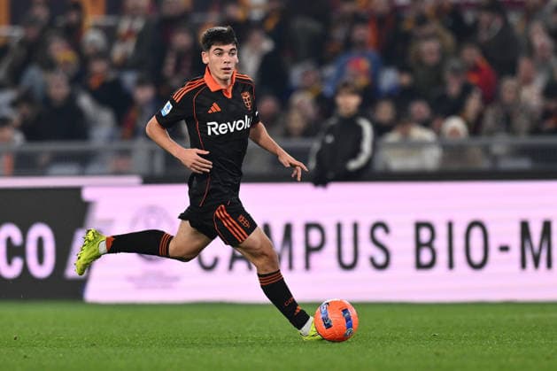 AS Roma v Como 1907 - Serie A Alex Valle of Como 1907 is in action during the 15th day of the Serie A Championship between A.S. Roma and Como 1907 at the Olympic Stadium in Rome, Italy, on December 15, 2025. Rome Italy Italy  Copyright: xDomenicoxCippitellix originalFilename:cippitelli-asromaco251215_np4Xb.jpg