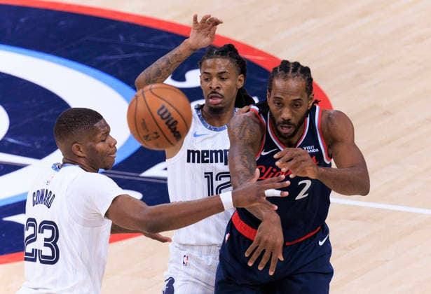 December 15, 2025, Inglewood, California, USA: Kawhi Leonard 2 of the Los Angeles Clippers passes the ball as Cedric Coward 23 and Ja Morant 12 of the Memphis Grizzlies defend during their regular season NBA, Basketball Herren, USA game on Monday December 15, 2025 at Intuit Dome in Inglewood, California. ARIANA RUIZ PI Inglewood USA - ZUMAp124 20251215_zaa_p124_049 Copyright: xArianaxRuizx
