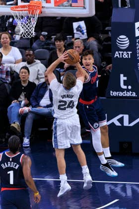 December 15, 2025, Inglewood, California, USA: Bogdan Bogdanovic 10 of the Los Angeles Clippers commits a foul against Cam Spencer 24 of the Memphis Grizzlies during their regular season NBA, Basketball Herren, USA game on Monday December 15, 2025 at Intuit Dome in Inglewood, California. ARIANA RUIZ PI Inglewood USA - ZUMAp124 20251215_zaa_p124_051 Copyright: xArianaxRuizx